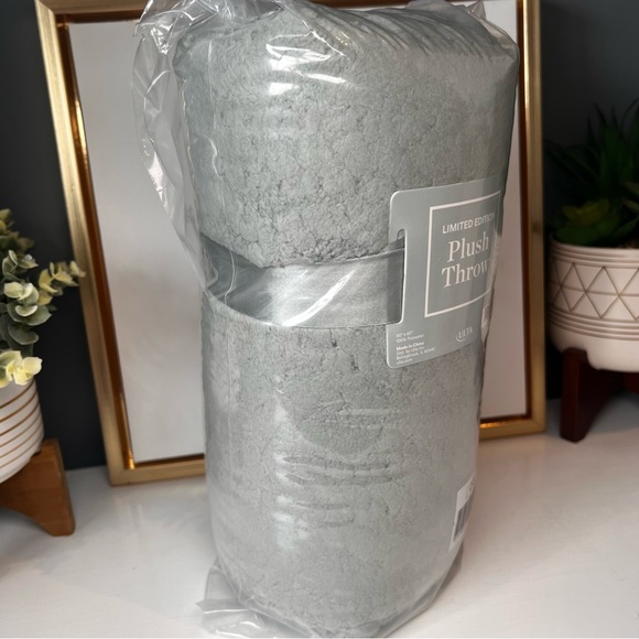 Ulta Limited Edition Sage Light Green Throw Blanket One Size 50” x 60” - Picture 2 of 4